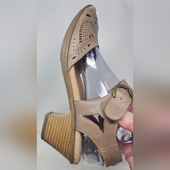 Earth Leather Two-Piece Heeled Sandals - Carson Westport New Khaki Size 7W - Picture 4 of 16
